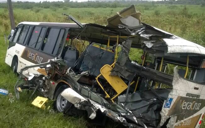 Acidente envolvendo carreta carregada com cerveja e ônibus em estrada no Rio, em janeiro