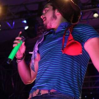 Luan Santana ganha sutiãs em show