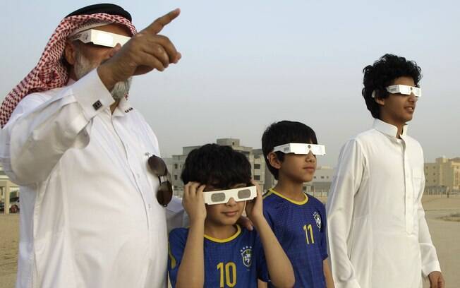 Família acompanha o fenômeno na Arábia Saudita. Foto: AP