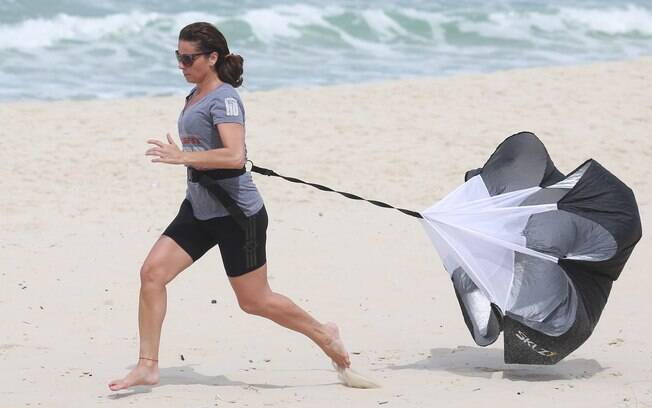 Giovanna Antonelli treina na praia