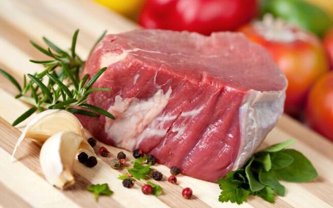 Sálvia, louro, alecrim, tomilho e salsa são ótimas ervas para temperar carnes vermelhas
