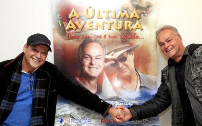 André Di Biase e Kadu Moliterno em frente ao cartaz do filme, que deve ser lançado em 2014