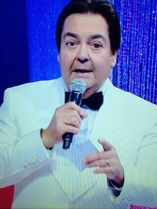 Faustão aparece com olho vermelho