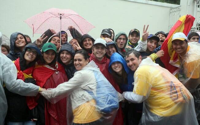 Fiéis aguardam a chegada do papa no Hospital São Francisco de Assis, nesta quarta-feira (24)