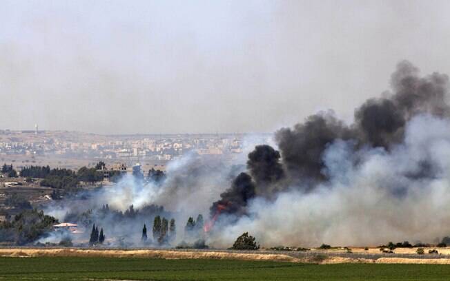 Fumaça é vista no vilarejo sírio de Quneitra perto da fronteira de Israel´(06/06)
