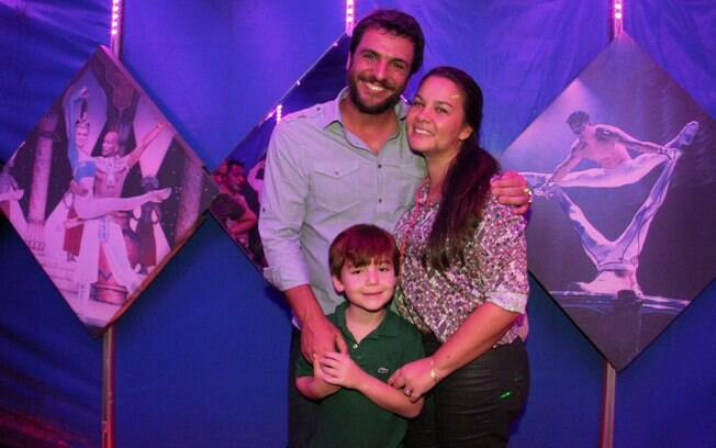 Rodrigo Lombardi vai com a família a circo, no Rio