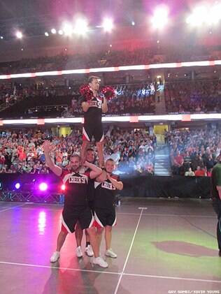 Para animar a torcida, um grupo de meninos no papel de cheerleaders