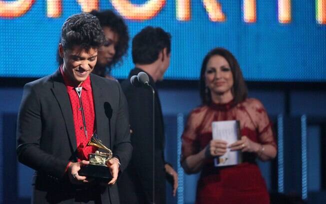 Bruno Mars recebe o prêmio de melhor álbum pop vocal por 'Unorthodox Jukebox'