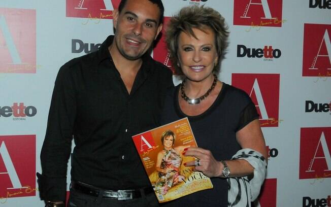 Marcelo Frisoni acompanhou a mulher,  Ana Maria Braga, no lançamento de sua revista