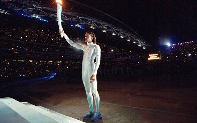 A velocista Cathy Freeman, xodó local, na cerimônia de abertura