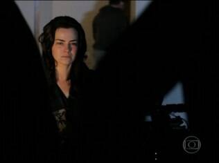 Ana Paula Arósio em cena do filme 'A Floresta que se Move'