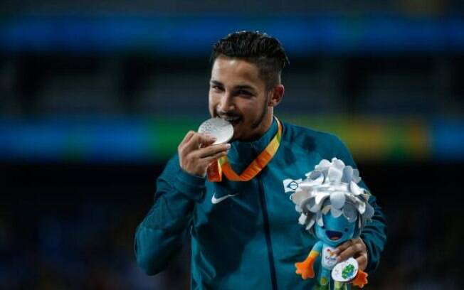 Fabio da Silva Bordignon leva medalha de prata nos 100m T35 nos Jogos Paralímpicos Rio 2016, no Estádio Olímpico