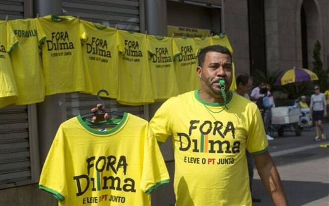 Como no protesto de março, camelôs tentaram faturar com o protesto na Avenida Paulista. Foto: AP Photo
