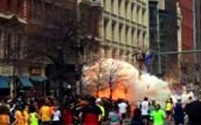 Reprodução da TV WBZ mostra fumaça decorrente das explosões que atingiram maratona de Boston, nos EUA (15/04)