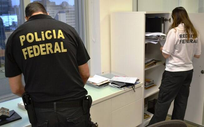 Agentes da Polícia Federal analisam documentos de empresas em ação da Operação Lava Jato