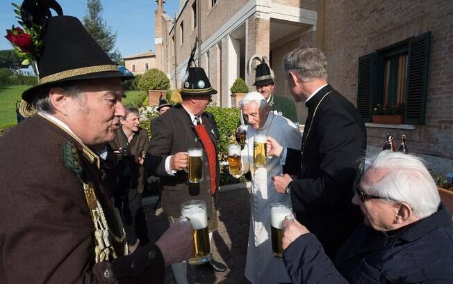 Papa emérito Bento XVI comemora aniversário com brinde de cerveja