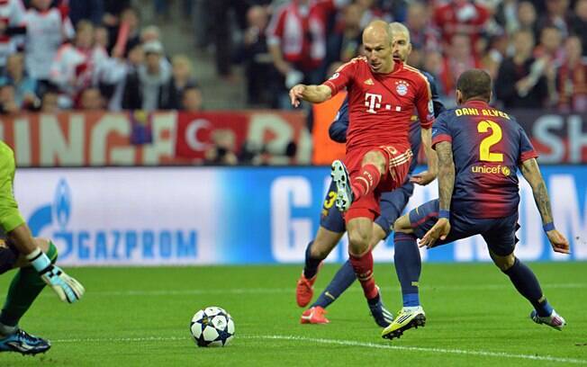Robben tenta o chute contra o gol de Valdez no jogo entre Bayern de Munique e Barcelona
