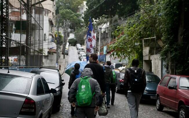 Peregrinos descem o morro para participar da catequese na igreja Nossa Senhora do Rosário.