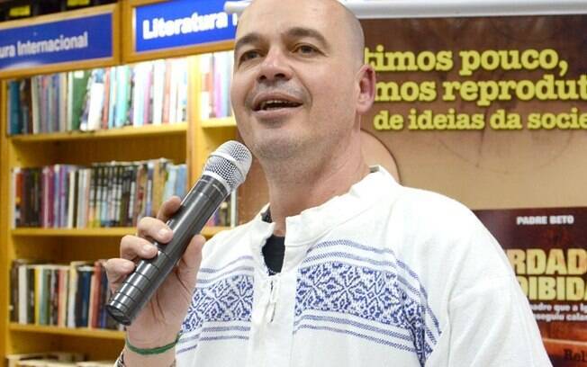 Roberto Francisco Daniel, o Padre Beto, 47, foi excomungado pela Igreja Católica em 2013 por causa de sua visão progressista da sexualidade