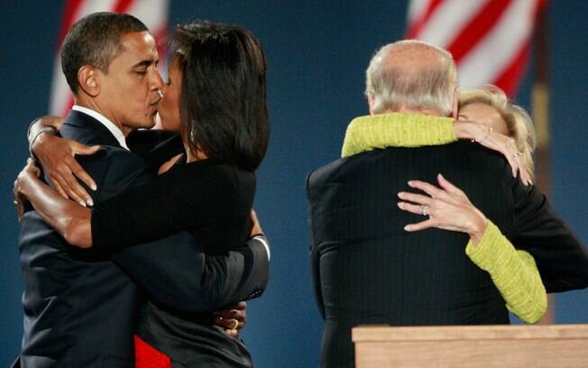 No palanque da primeira vitória, em 2008, Obama e o vice Joe Biden comemoraram de forma distinta com as esposas: a paixão do casal já transparece ali