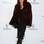 A stylist Kelly Smythe usou legging e blusa pretas com clutch e botas cuissardes da mesma cor. O casaco de pele marrom complementa o look. Foto: Getty Images