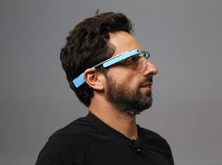 Sergey Brin, cofundador do Google, com o óculos inteligente Google Glass
