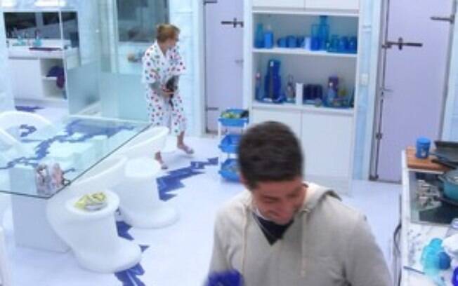 Aline caminhando de costas para cumprir promessa