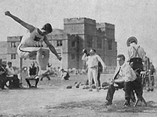 O americano Myer Prinstein venceu as provas de salto em distância e salto triplo no mesmo dia