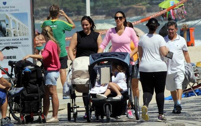 Daniela Sarahyba passeia com as filhas na orla do Leblon
