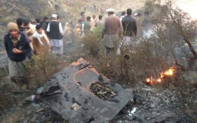 Imagens divulgadas nas redes sociais mostram escombros da aeronave da Pakistan International Airlines