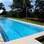 A piscina dessa casa em condomínio fechado de Jundiaí é de concreto maciço e utiliza pastilhas azuis em diferentes tons. O projeto é da arquiteta Flávia Ralston. Foto: Divulgação