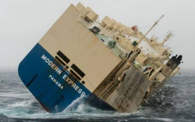 Embarcação contém 300 toneladas de combustível, e autoridades tentam rebocá-la antes de encalhe ou colisão