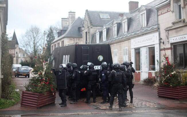 Polícia intensifica buscas no norte da França para capturar suspeitos de ataque. Foto: AP