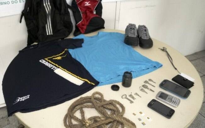 Pertences apreendidos na casa de Alexandre: além de uma corda, celulares e chaves das vítimas