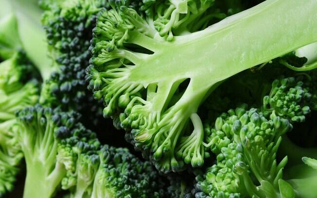 Brócolis: as verduras crucíferas têm uma substância com enxofre chamada de “sulforafano”, que age nos danos das células. Foto: Getty Images
