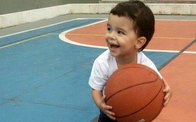 Franco se divertindo com uma bola de basquete