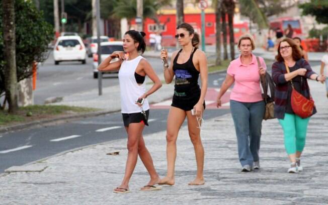 Descalça, Grazi Massafera atravessa a rua e volta para casa após tarde de exercícios