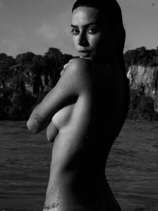 Thaila Ayala posa completamente nua e esbanja sensualidade em foto