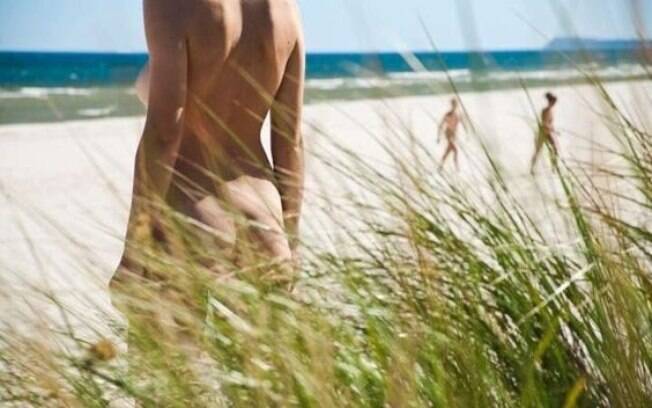 Praia de nudismo é opção para quem busca sensação de liberdade