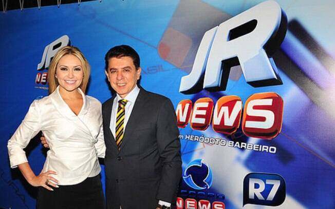 Formada em Jornalismo em 2007, a loira assumiu o 'Jornal da Record News' com Heródoto Barbeiro em 2011