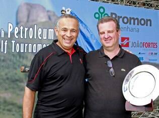 Mauro Bayout recebe o troféu do Carlos Peixoto, organizador do evento