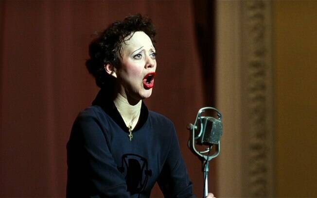 Cena do filme “Piaf - Um Hino ao Amor” com Marion Cotillard, que inspirou o espetáculo