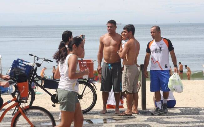 Ronaldo posou com fãs na manhã deste sábado (26) após correr pela orla carioca e mergulhar na praia do Leblon