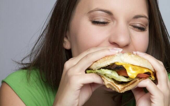 Evite manter junk food em casa especialmente em dias mais estressantes