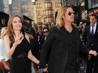 Angelina Jolie acena para os fãs na première