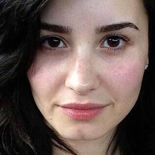 A cantora teen Demi Lovato também estimula suas fãs a deixarem a maquiagem de lado de vez em quando