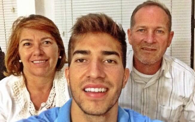Lucas Silva ao lado dos pais. Foto: Reprodução