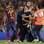 Observado por Neymar, torcedor do Corinthians invadiu o gramado do Camp Nou e foi segurado com dificuldade. Foto: AP