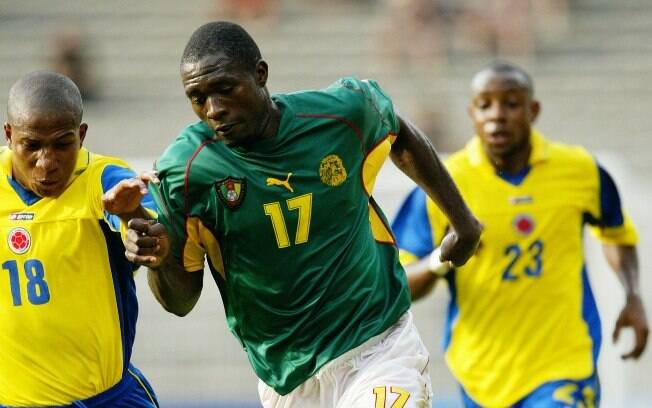 O camaronês Marc Vivien Foe, de 28 anos, sofreu um infarto e morreu na partida contra a Colômbia, em 2003, pela Copa das Confederações. Ele defendia o Manchester City