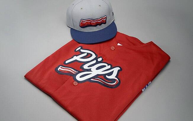 Novo uniforme de equipe de beisebol terá bacon como símbolo no boné e na camiseta
